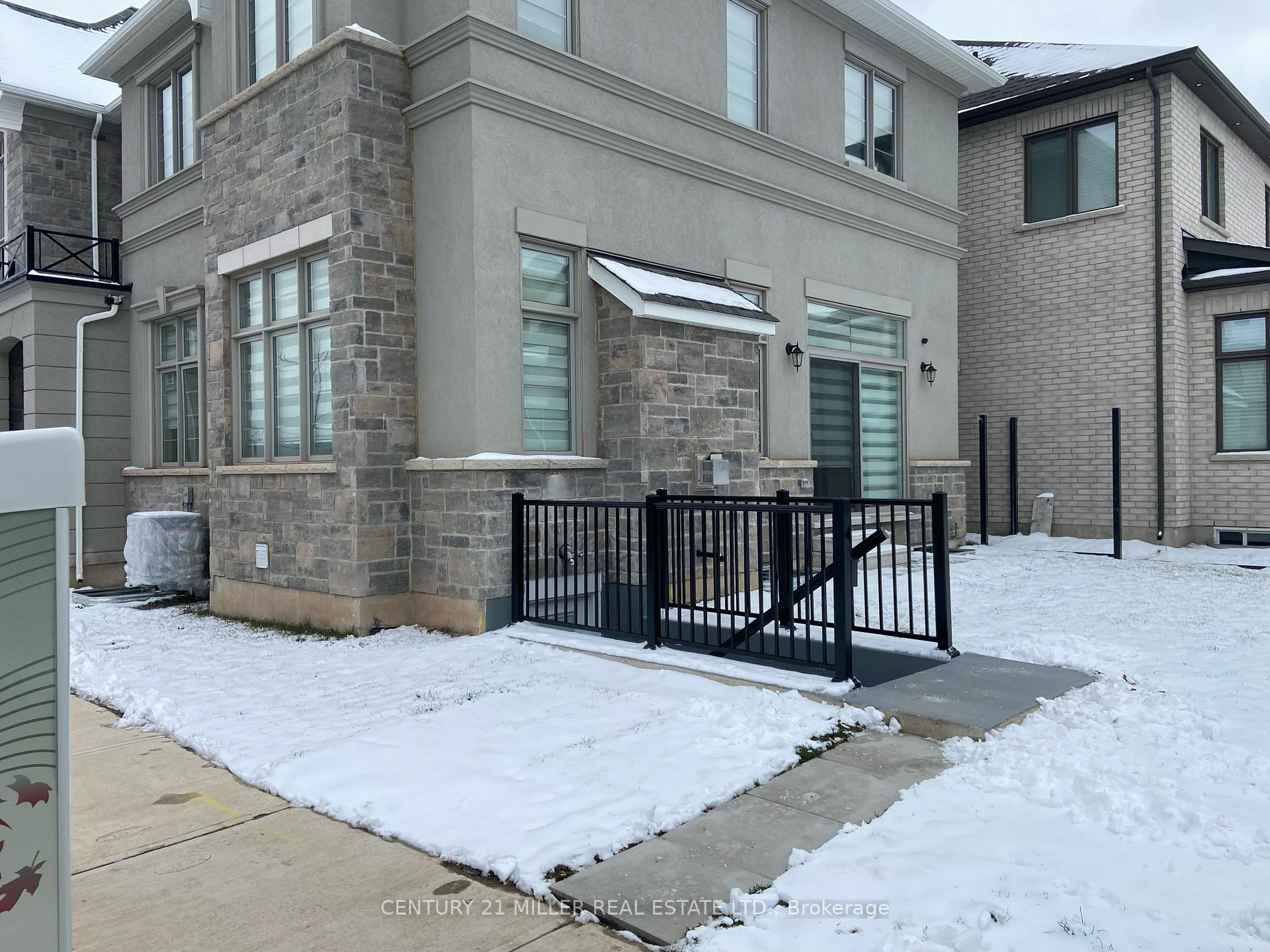 Property Photo:  1449 Everest Cres Low Lvl  ON L6H 3S4 