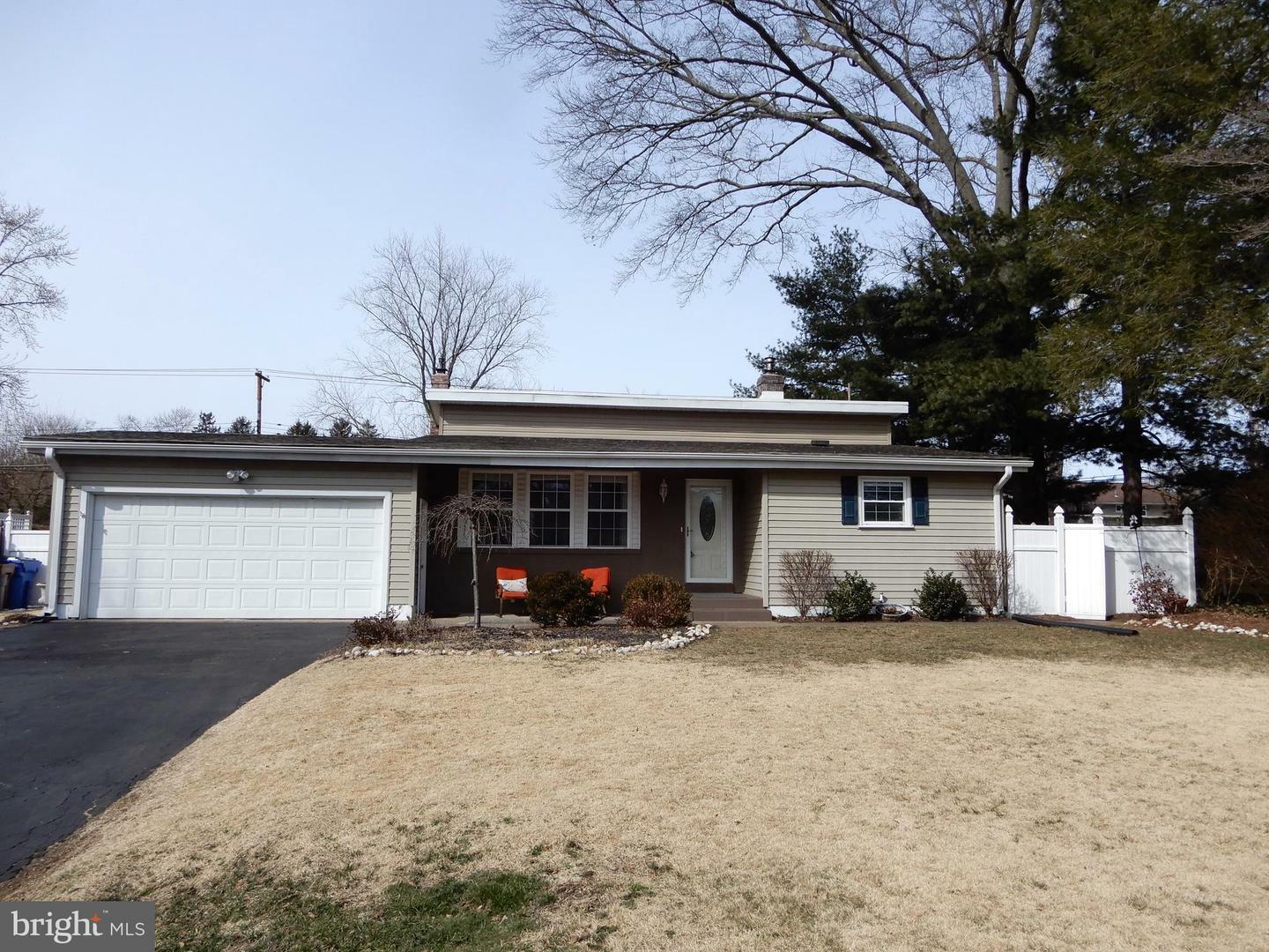 Property Photo:  18 Manor Lane N  PA 19067 