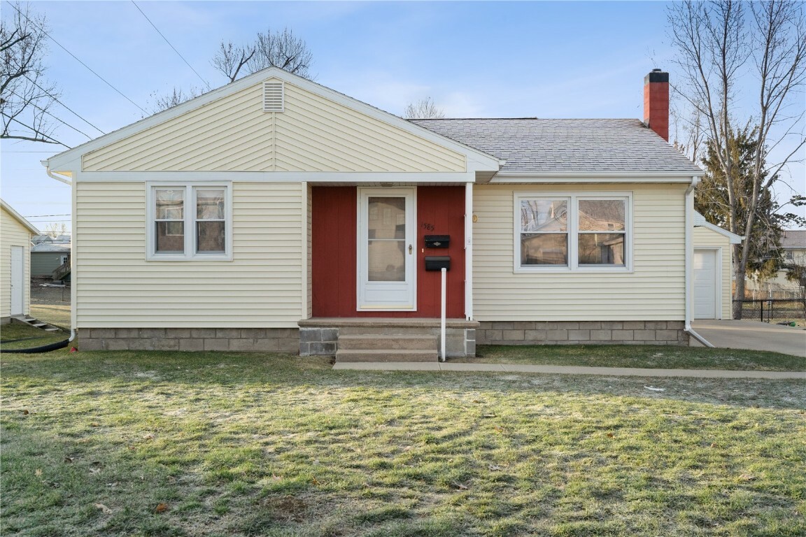 Property Photo:  1585 2nd Ave  IA 52302 