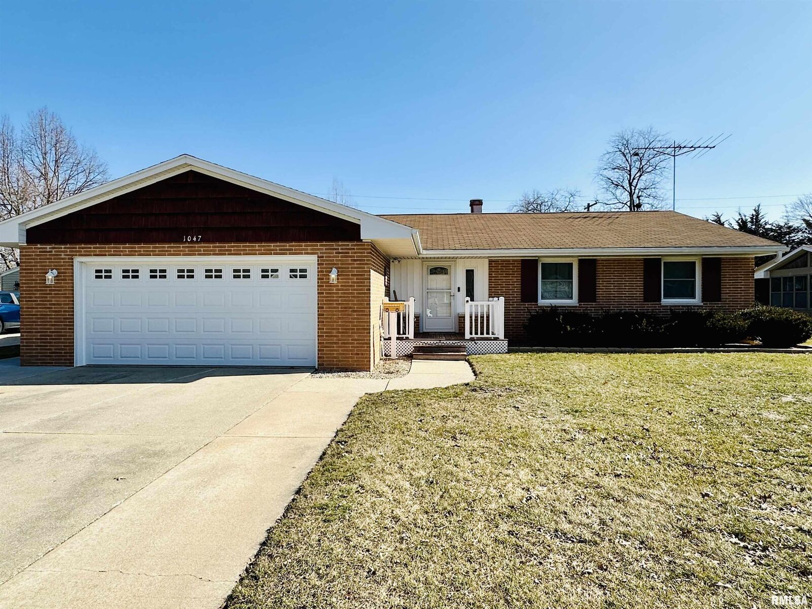 Property Photo:  1047 Sweetbriar Place  IL 61401 