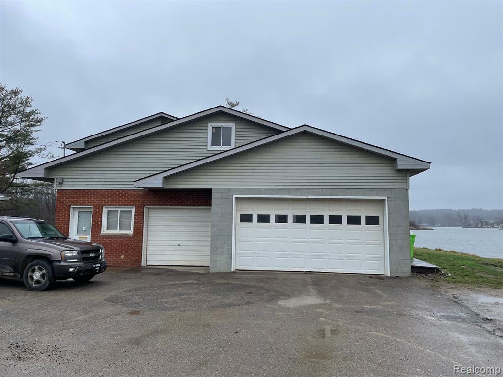 Property Photo: 9470 Pontiac Lake Road MI 48386 1678