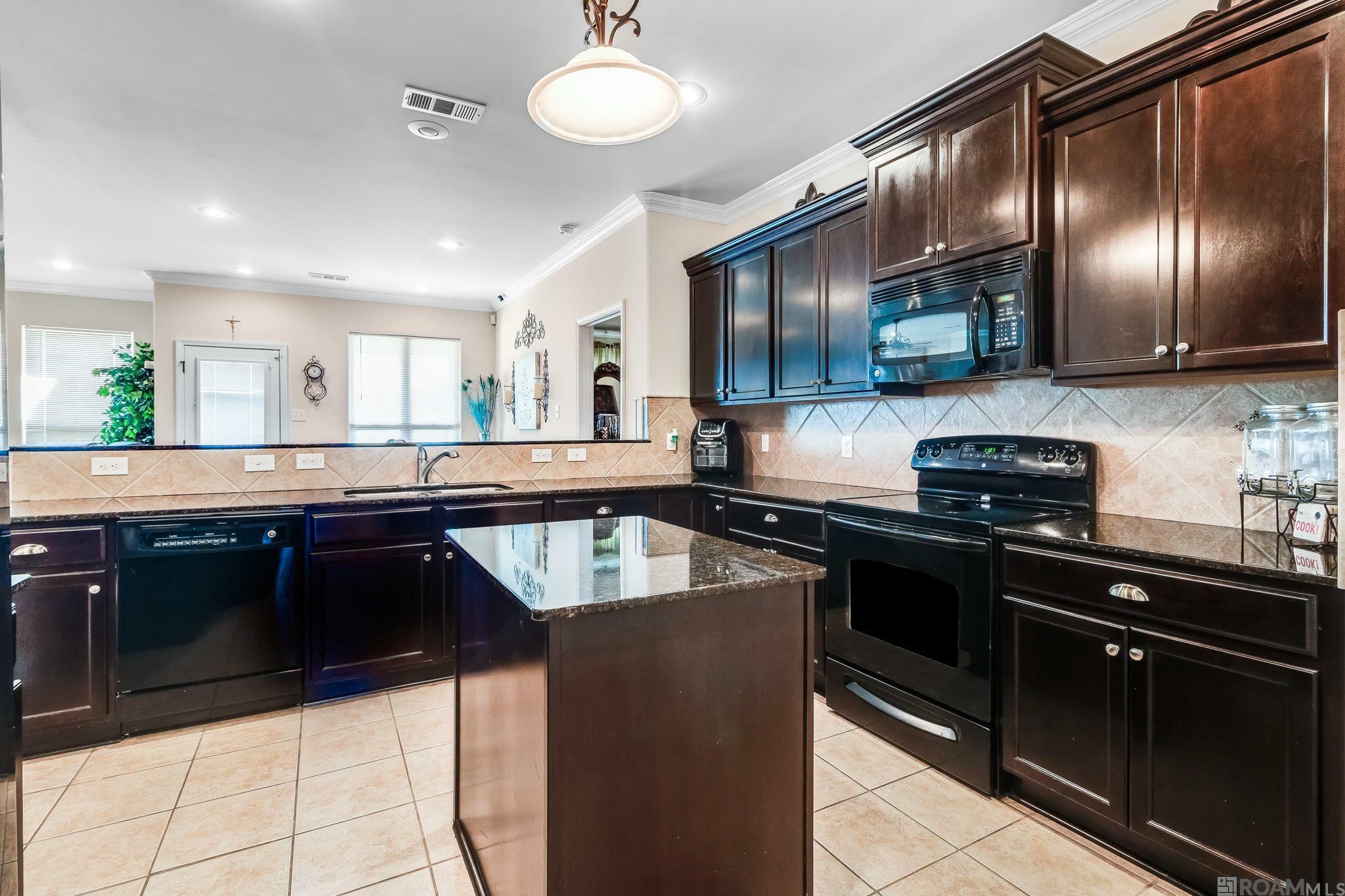 Property Photo: 201 Vermont St LA 70520