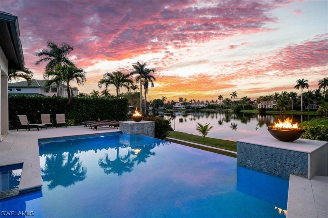 Property Photo:  410 Palm Circle W  FL 34102 