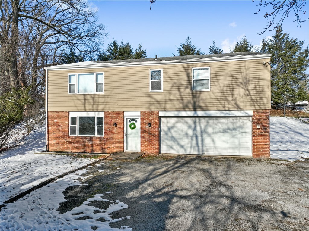 Property Photo: 1370 Parkway Rd PA 15237
