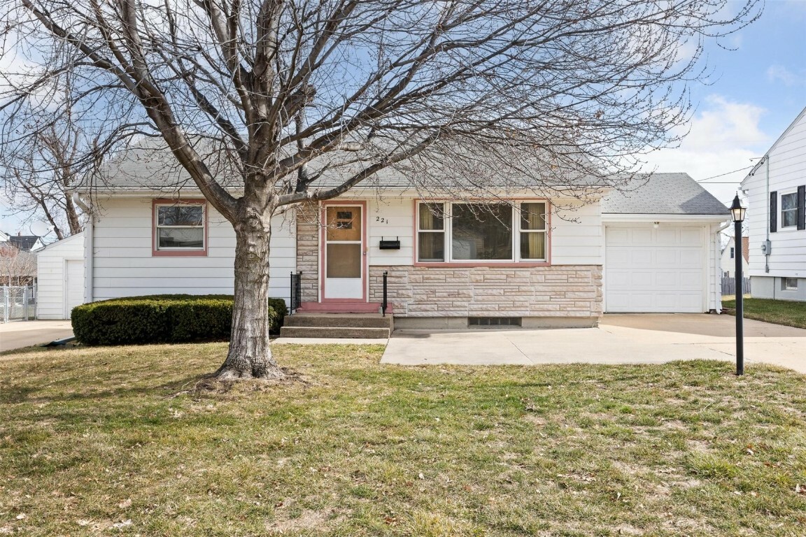 Property Photo:  221 24th Street NW  IA 52405 