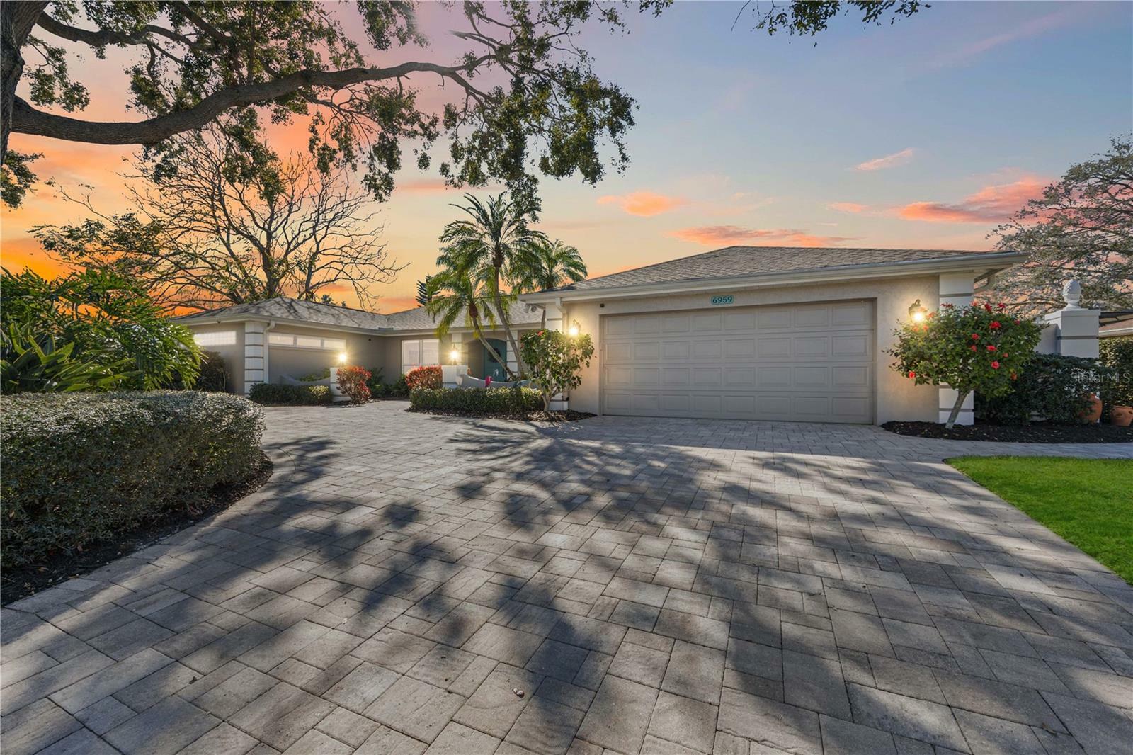 Property Photo:  6959 Country Lakes Circle  FL 34243 