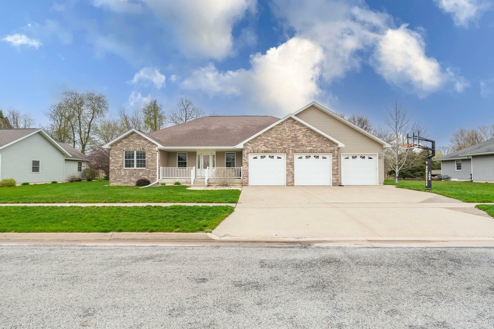 Property Photo:  509 Bel Air Drive  IA 50677 