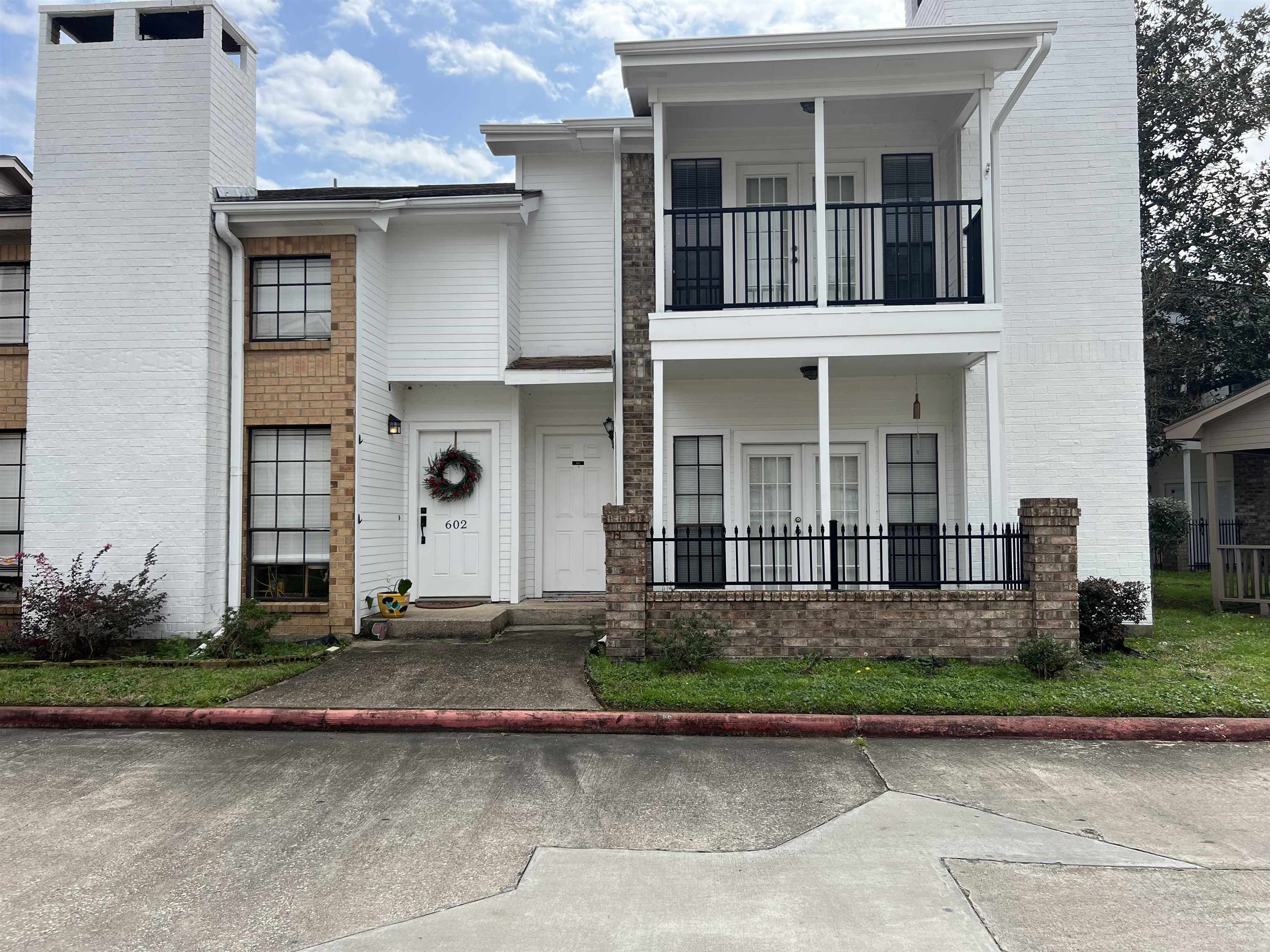 Property Photo:  1620 Wellington Pl Apt 601  TX 77706-3386 