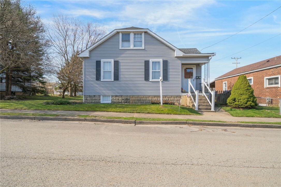 Property Photo:  2303 Laveen St  PA 15650 