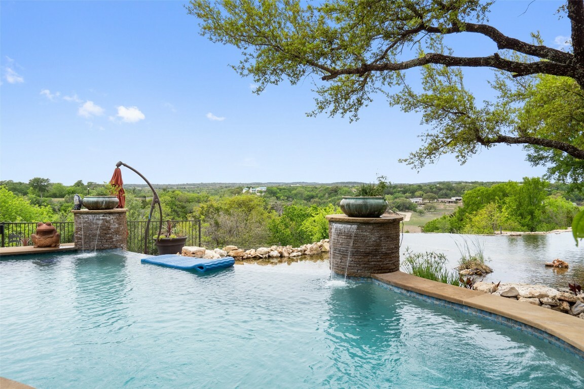 Property Photo:  808 Rivercliff Drive  TX 78669 