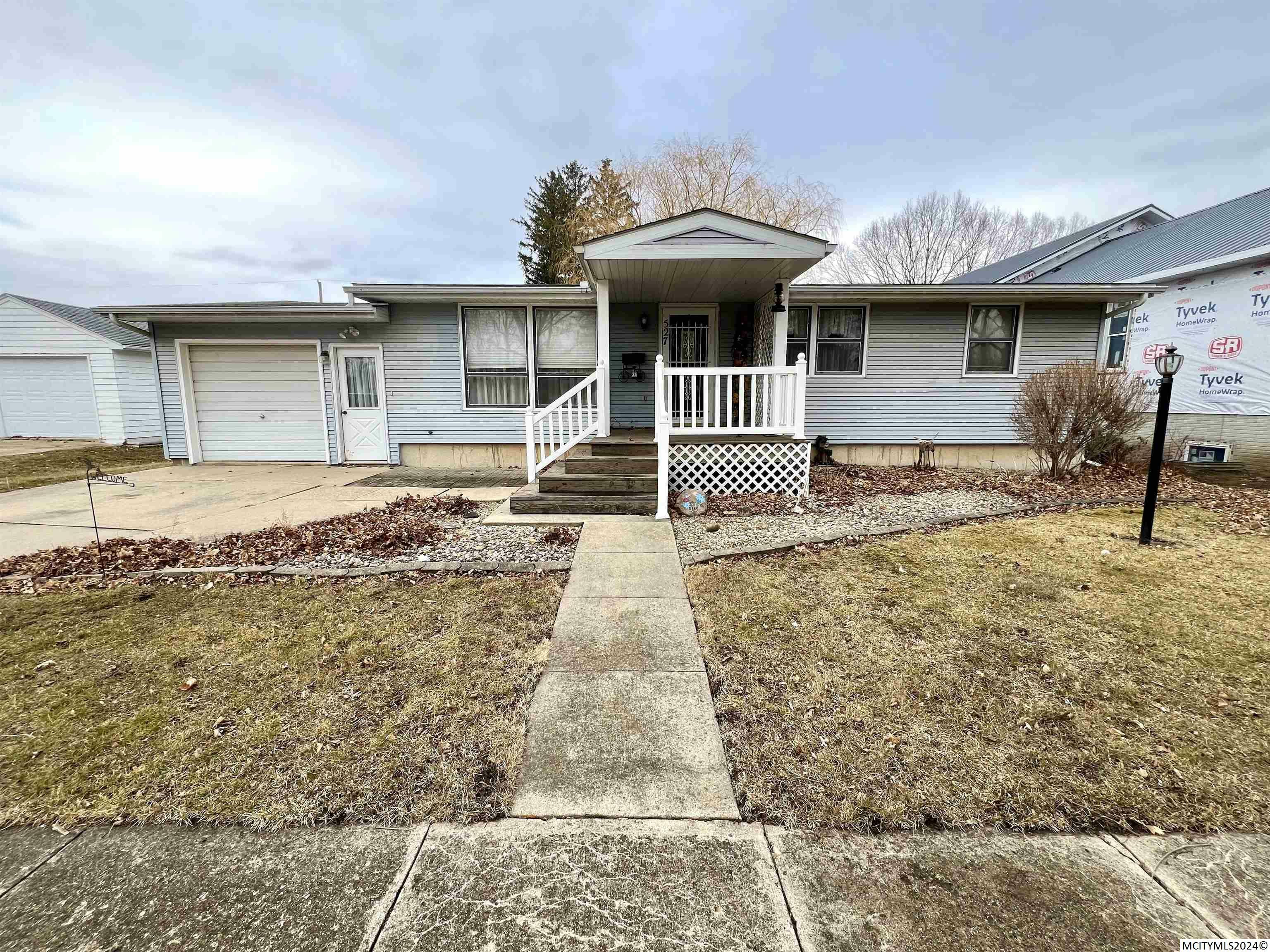 Property Photo:  527 Pine St  IA 50461 