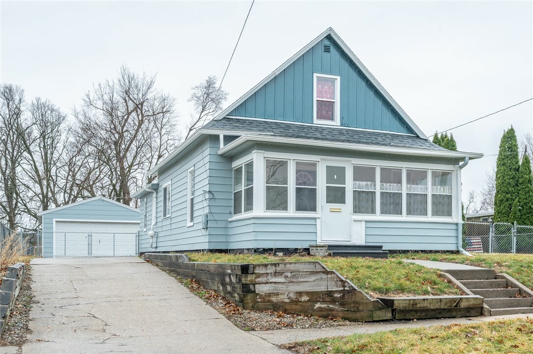 Property Photo:  319 S 6th Avenue W  IA 50208 