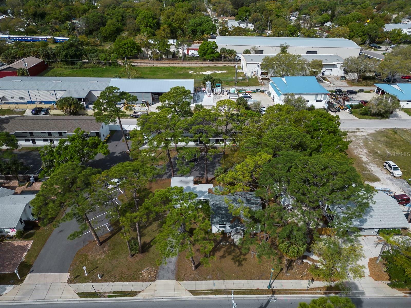 Property Photo:  701 N Lime Avenue  FL 34237 