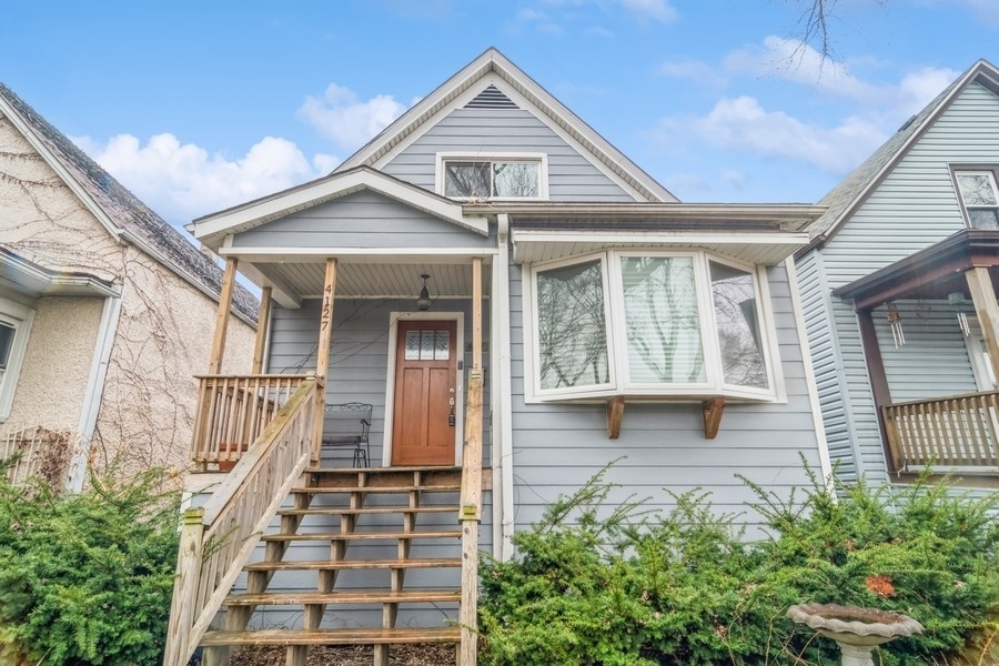 Property Photo: 4127 N Richmond Street IL 60618