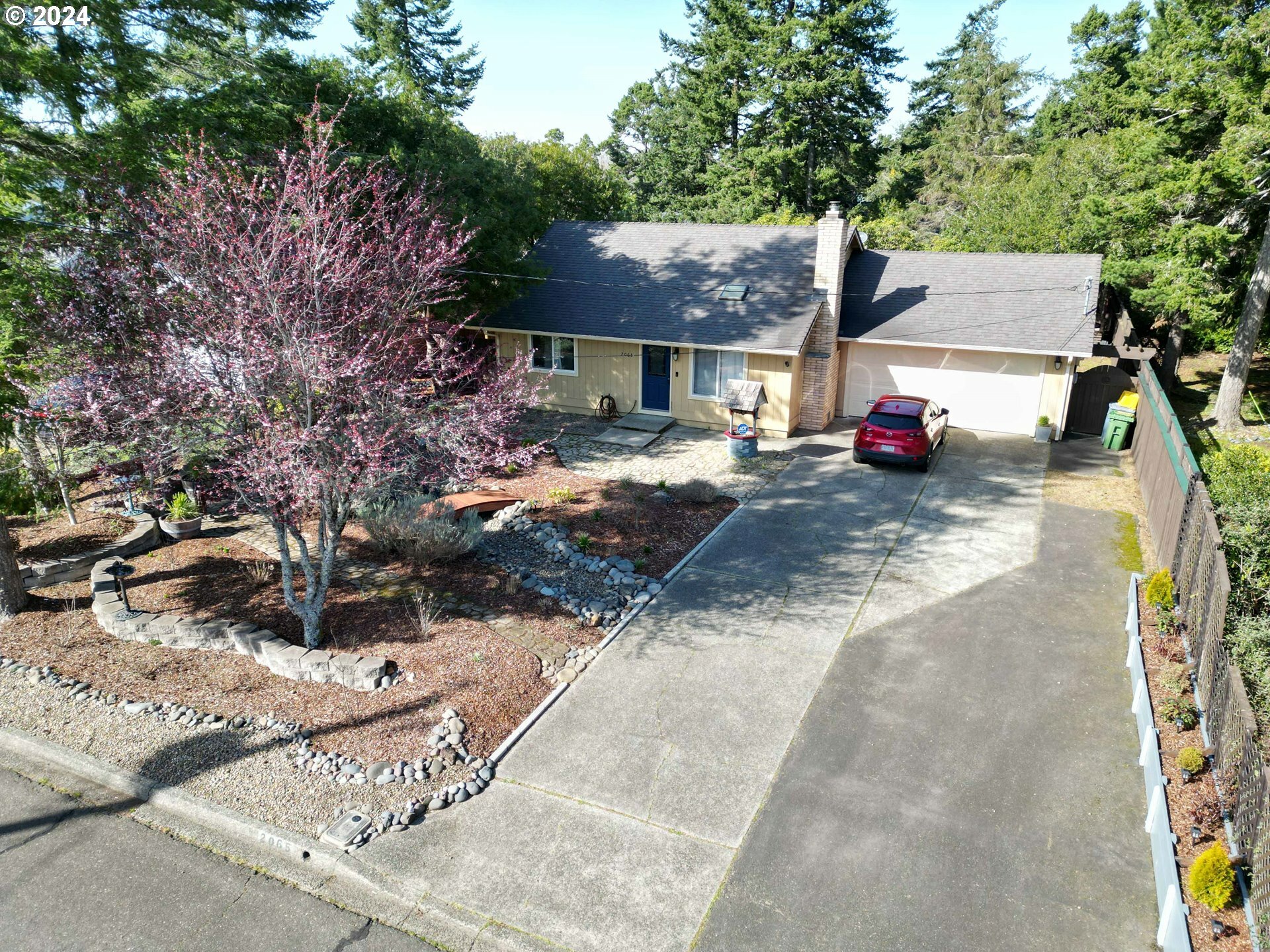 Property Photo:  2065 19th St  OR 97439 