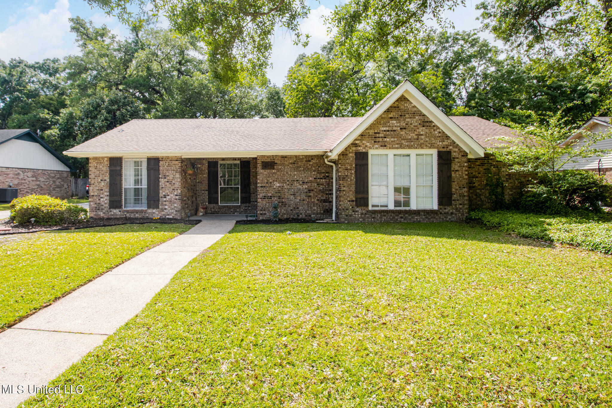 Property Photo:  215 Kuyrkendall Place  MS 39560 