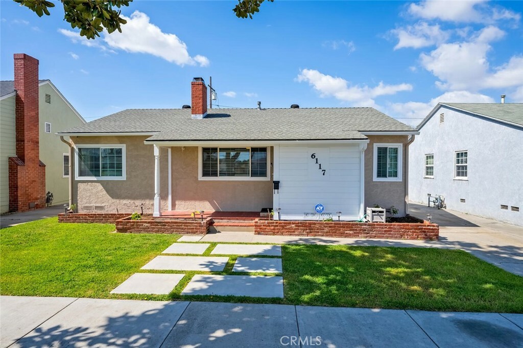 Property Photo:  6117 Lakewood Boulevard  CA 90712 