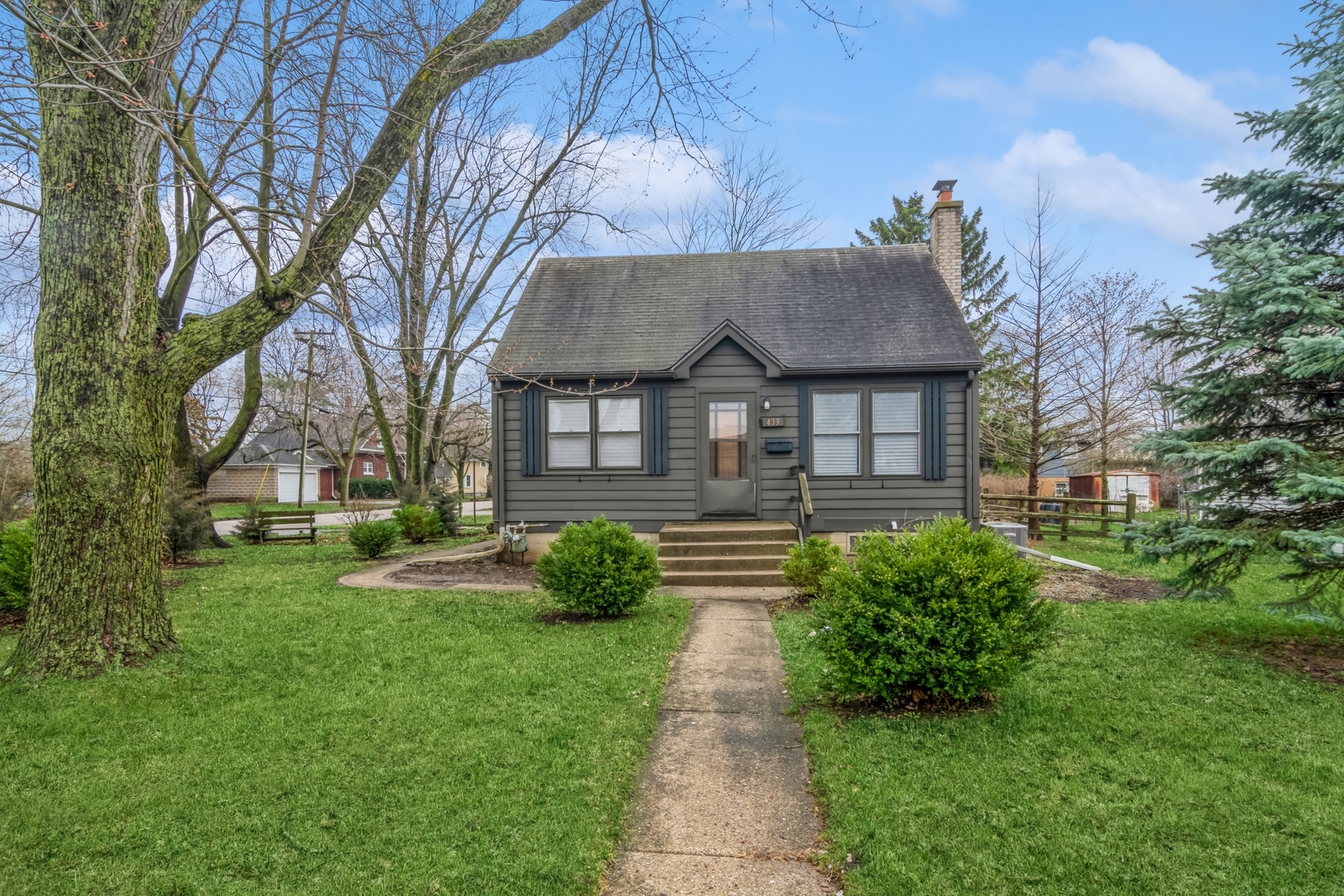Property Photo: 433 Edwards Avenue IL 60118
