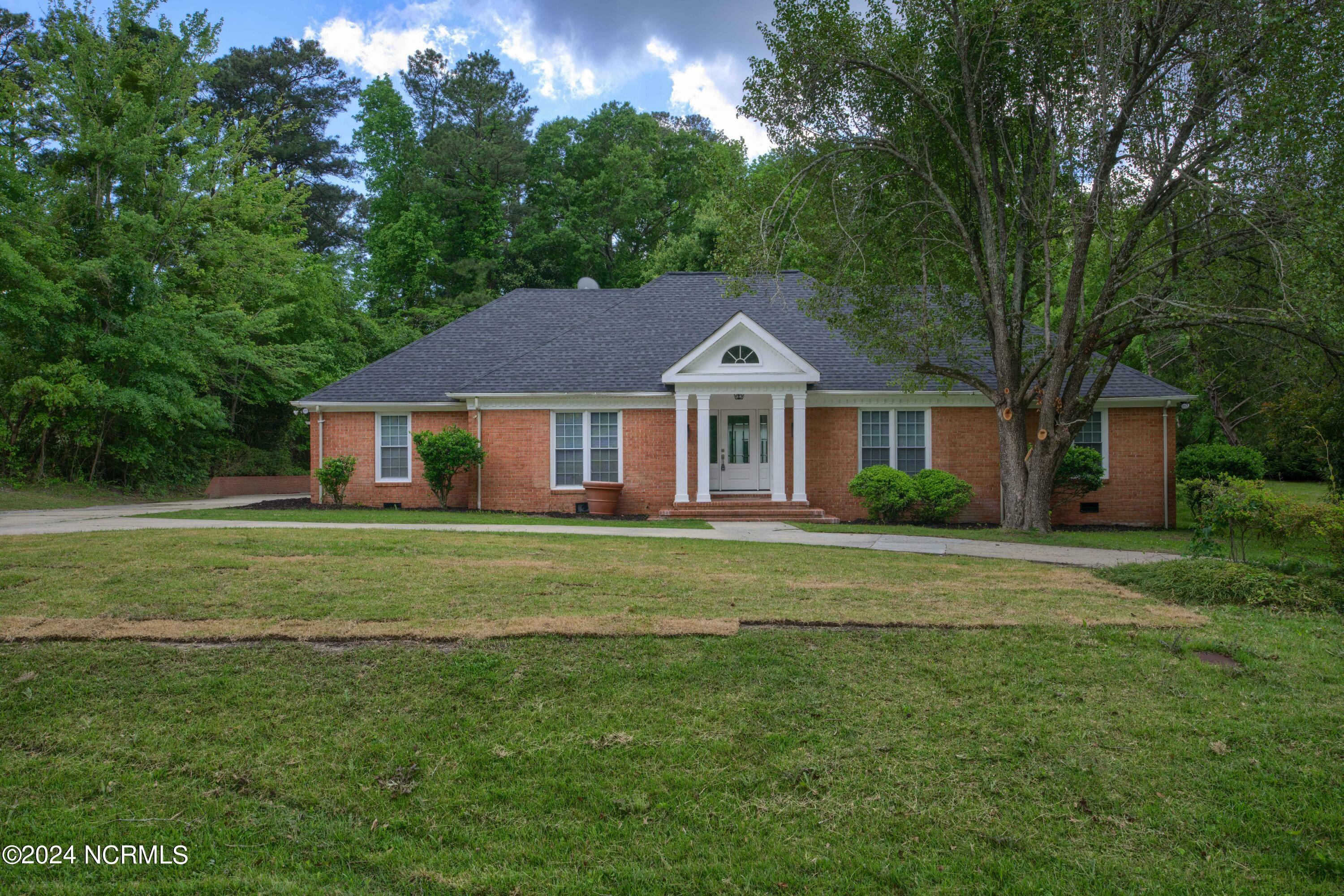 Property Photo:  1211 Greenway Drive  NC 28546 