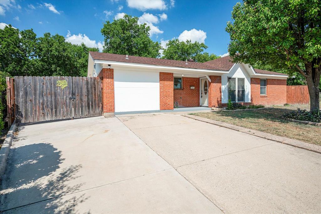 Property Photo:  4806 Jaycrest Court  TX 76135 