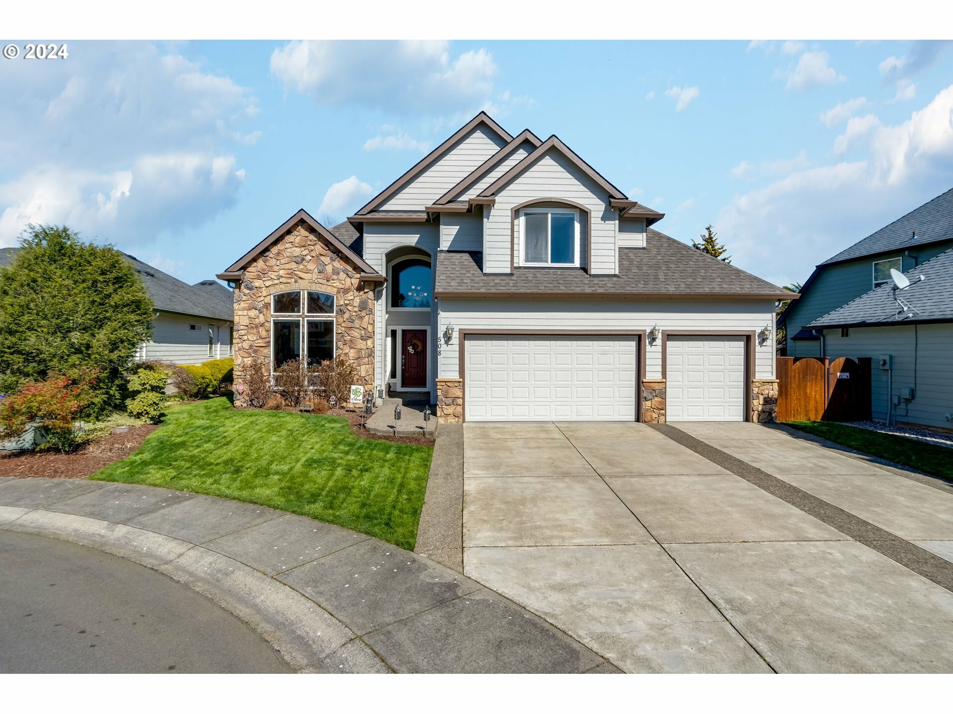 Property Photo:  508 NW 150th Cir  WA 98685 