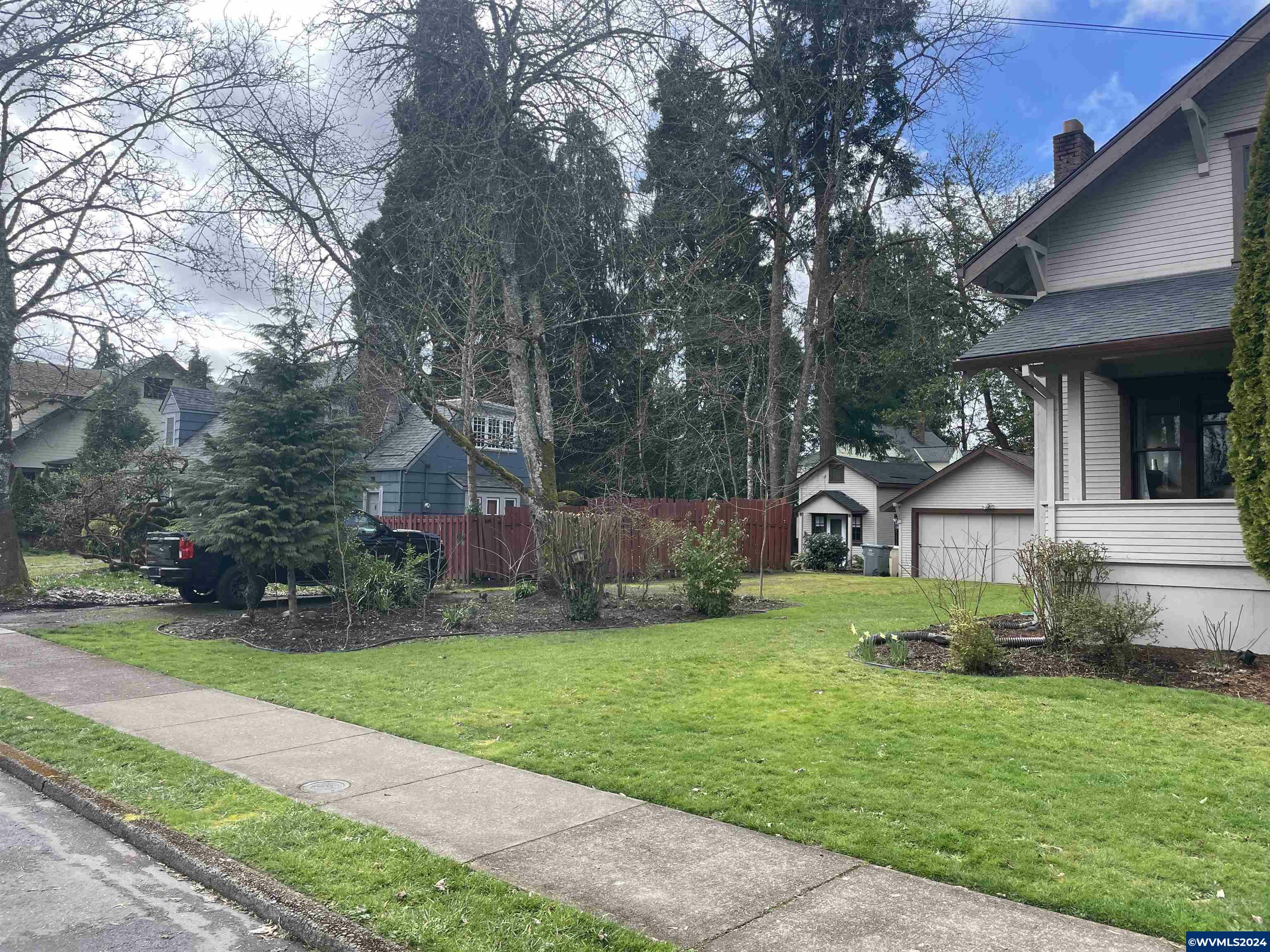 Property Photo:  136 NW 30th St  OR 97330 
