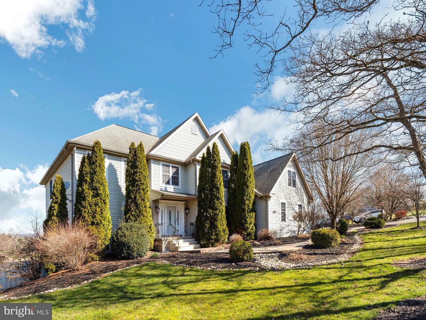 Property Photo: 202 E County Road PA 18249