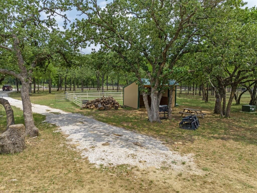 Property Photo: 991-B Stonecrest TX 76226