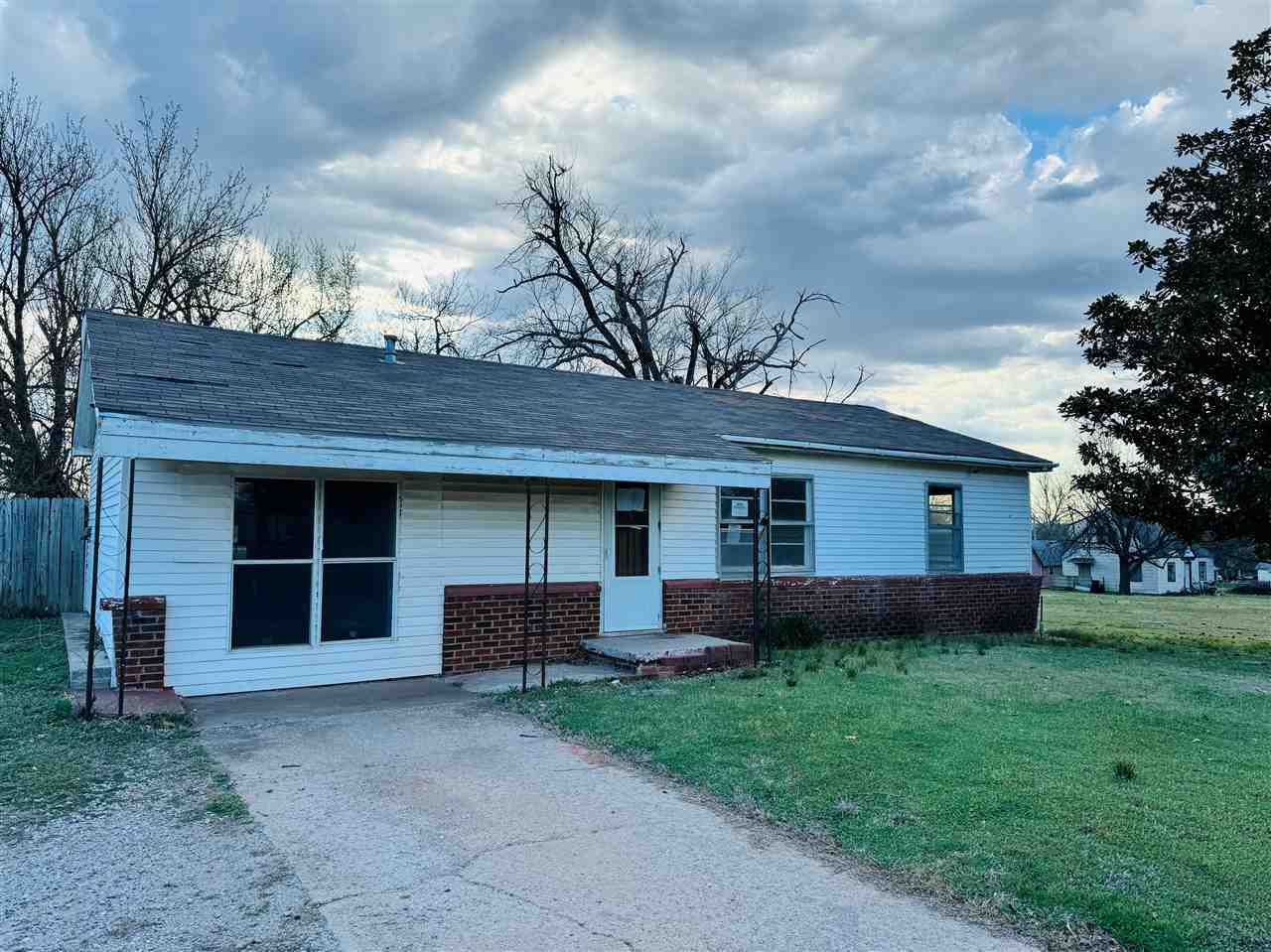 Property Photo: 1008 N 5th Street OK 73077