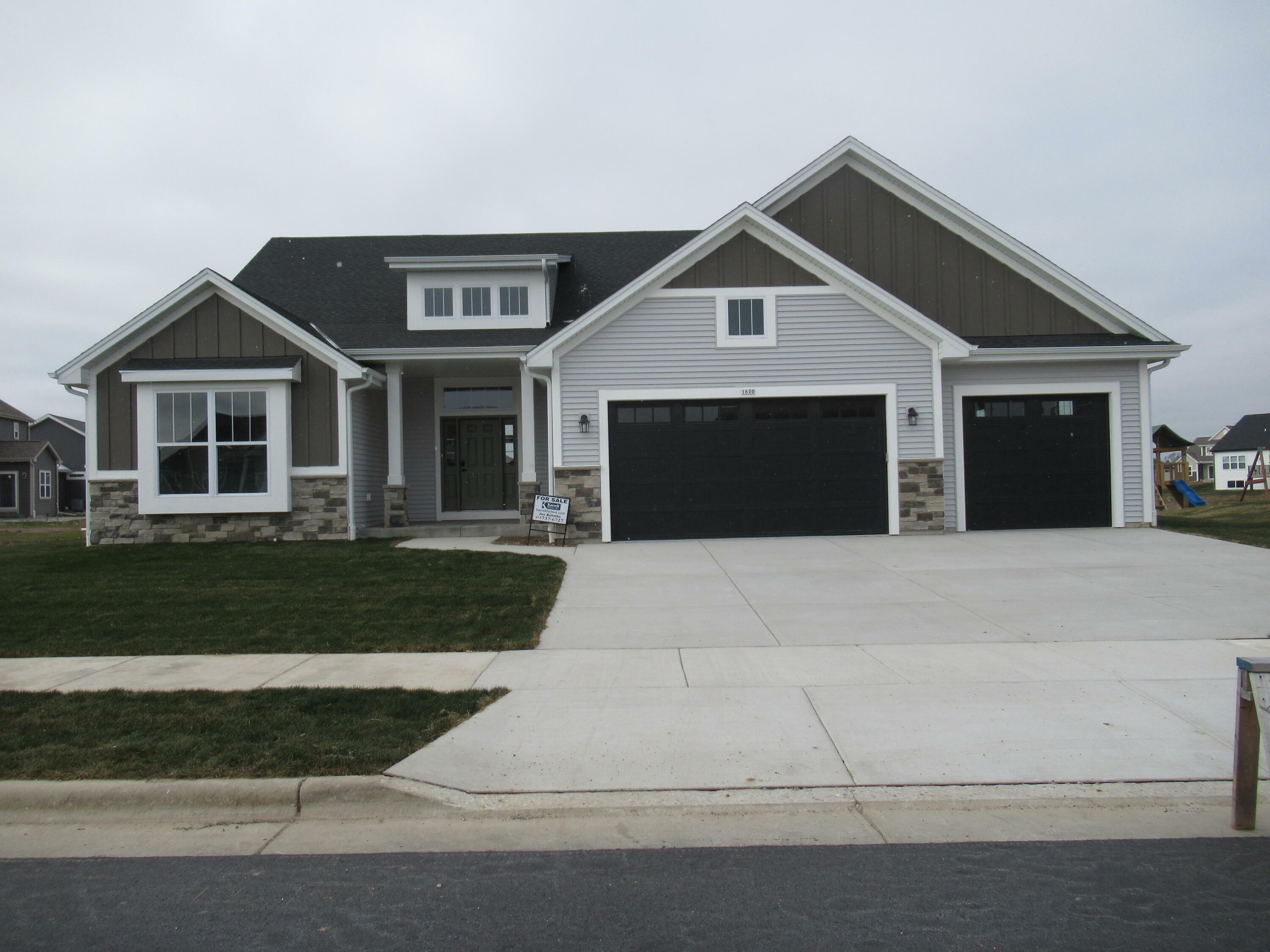 Property Photo:  1600 Creekview Ln  WI 53066 