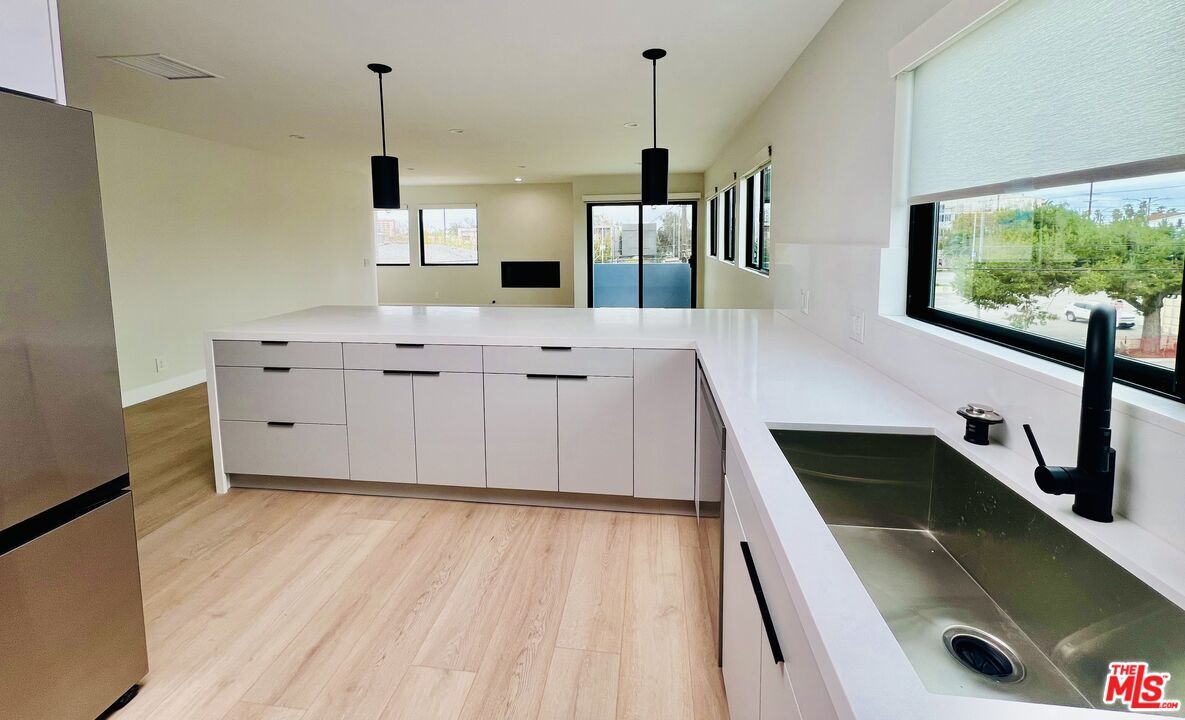 Property Photo: 205 N Venice Blvd 1 CA 90291