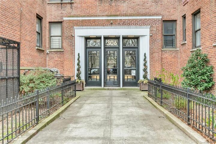 306 E Mosholu Parkway S 5E  Bronx NY 10458 photo