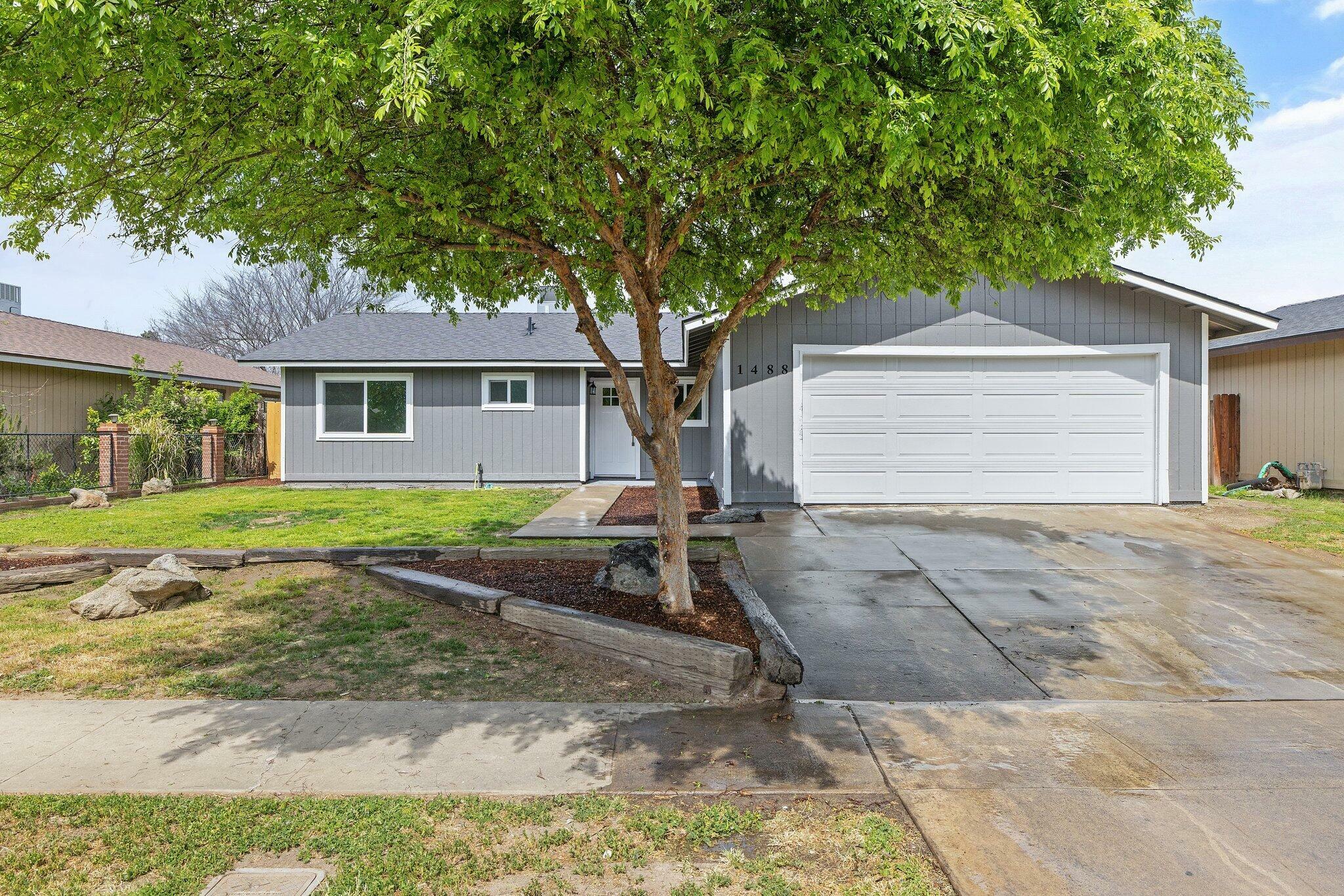 Property Photo:  1488 E Cerritos Avenue  CA 93274 