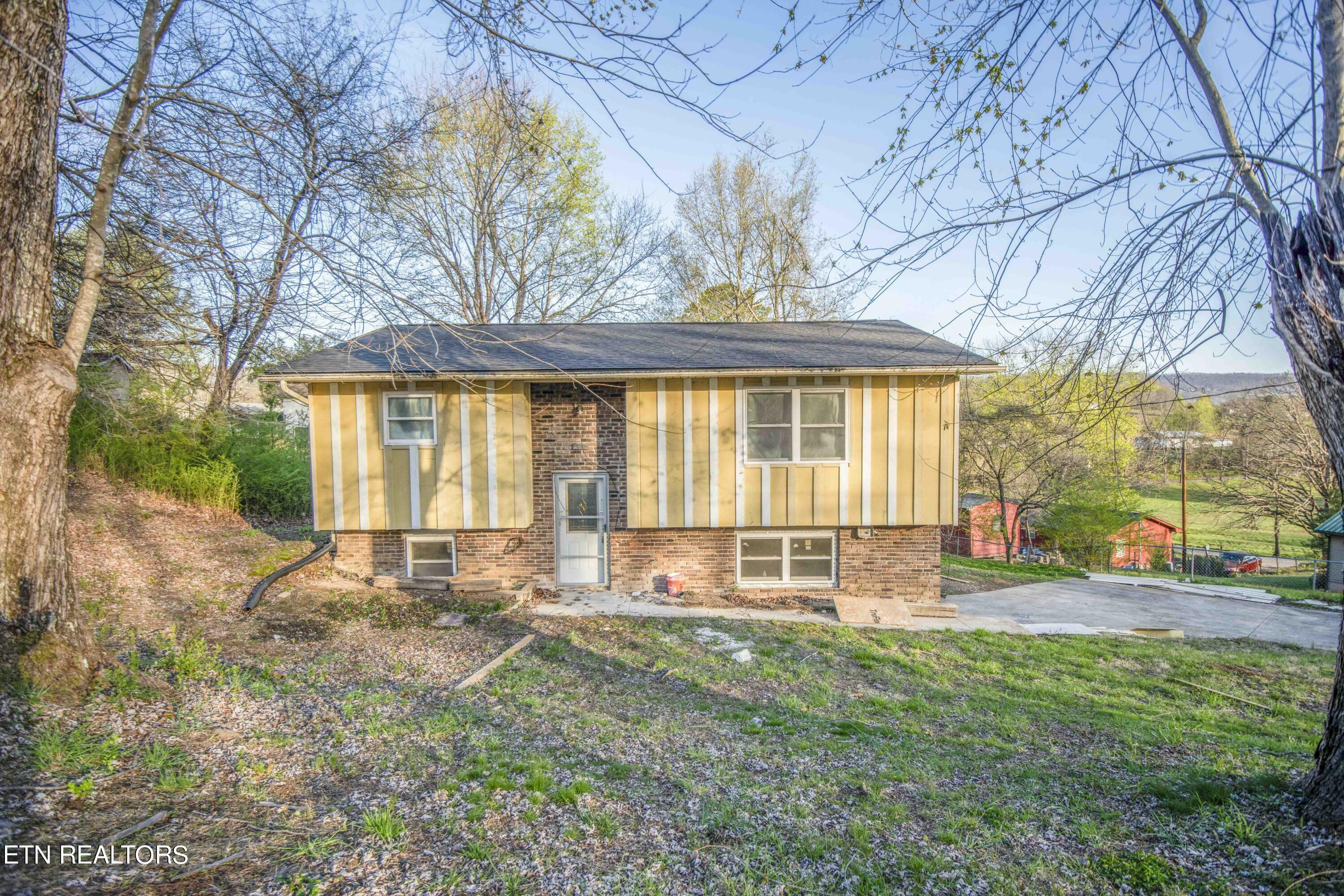 Property Photo:  512 E Winchester St  TN 37854 