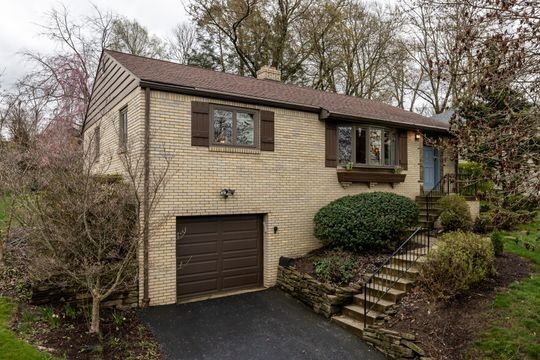 Property Photo:  2601 Wyncote Rd  PA 15102 