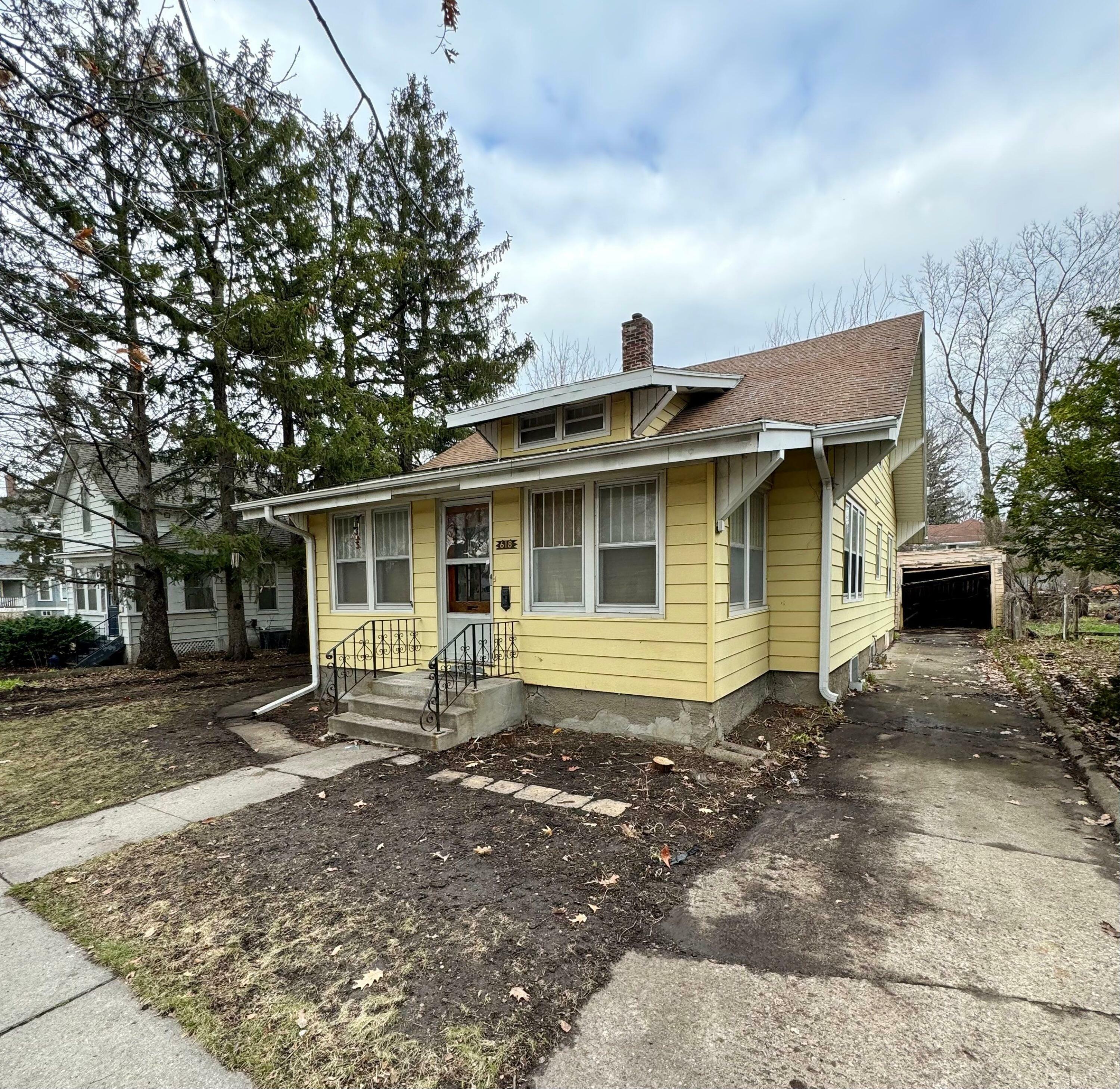 Property Photo:  618 Carroll Avenue  IA 50010 