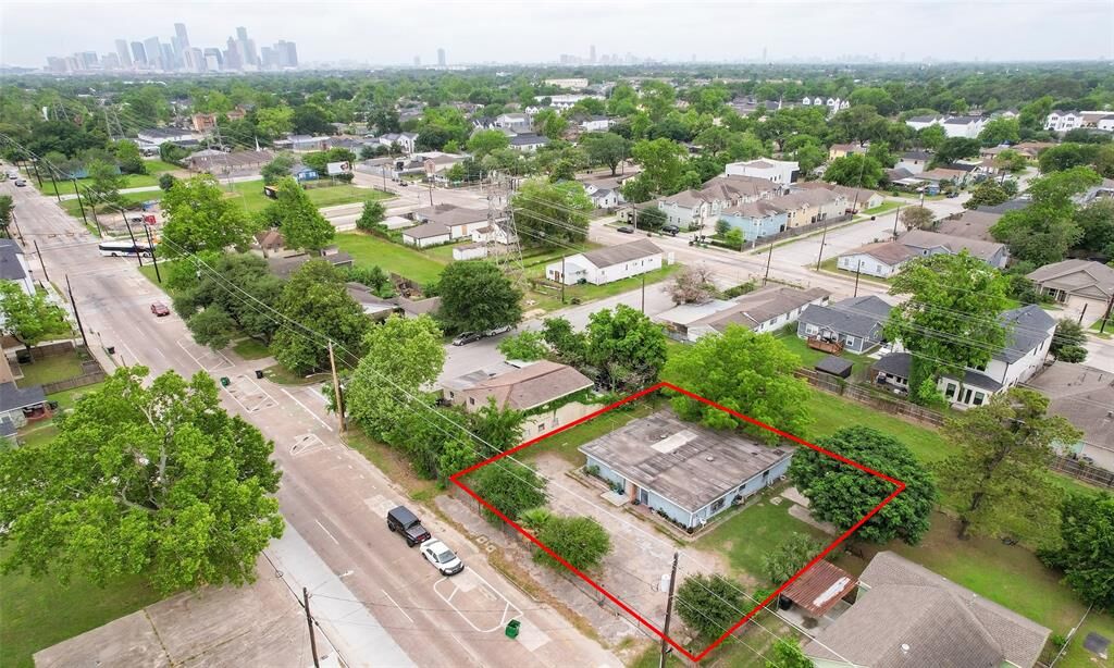 Property Photo:  4909 Elysian Street  TX 77009 