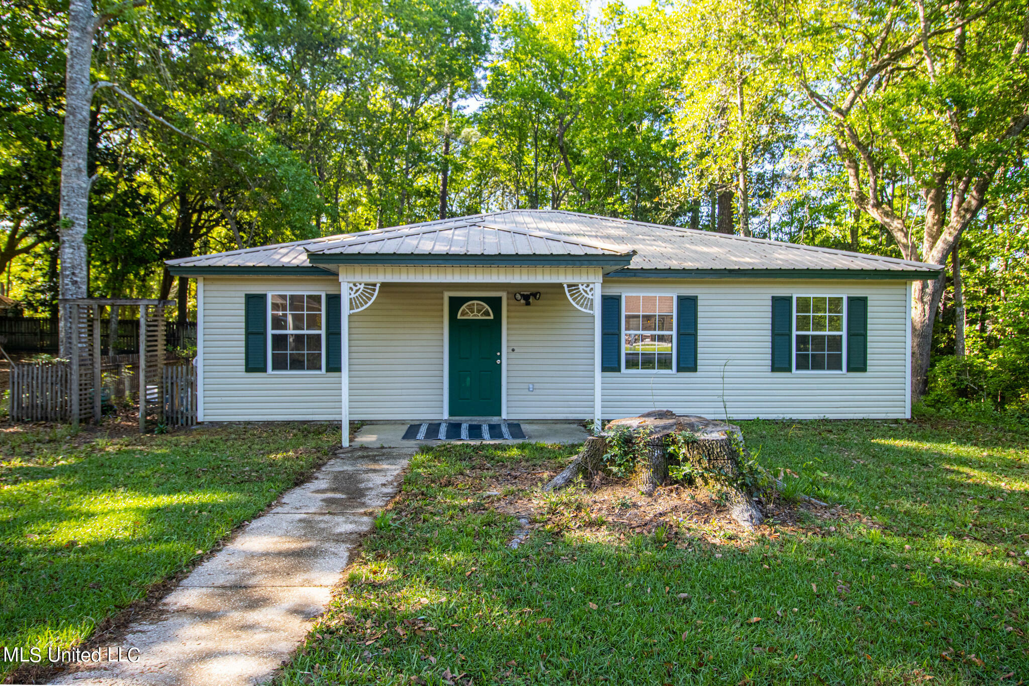 Property Photo:  3117 Grouper Road  MS 39553 