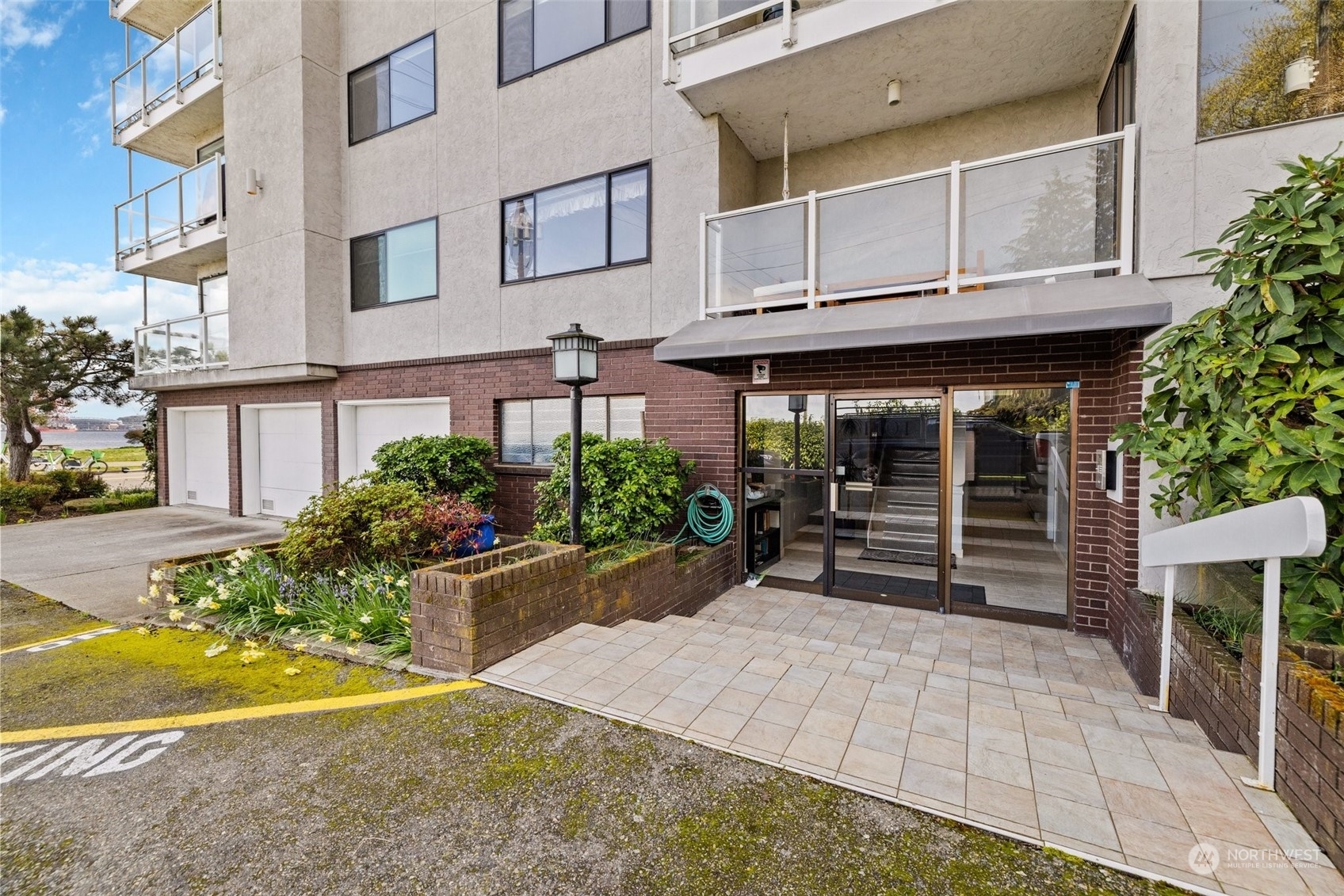Property Photo: 1101 Harbor Avenue SW 2B WA 98116