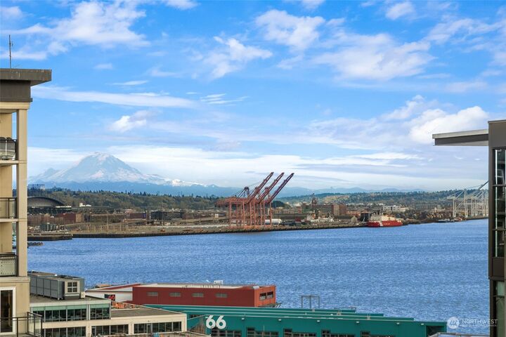 Property Photo:  2717 Western Avenue Ph-18  WA 98121 