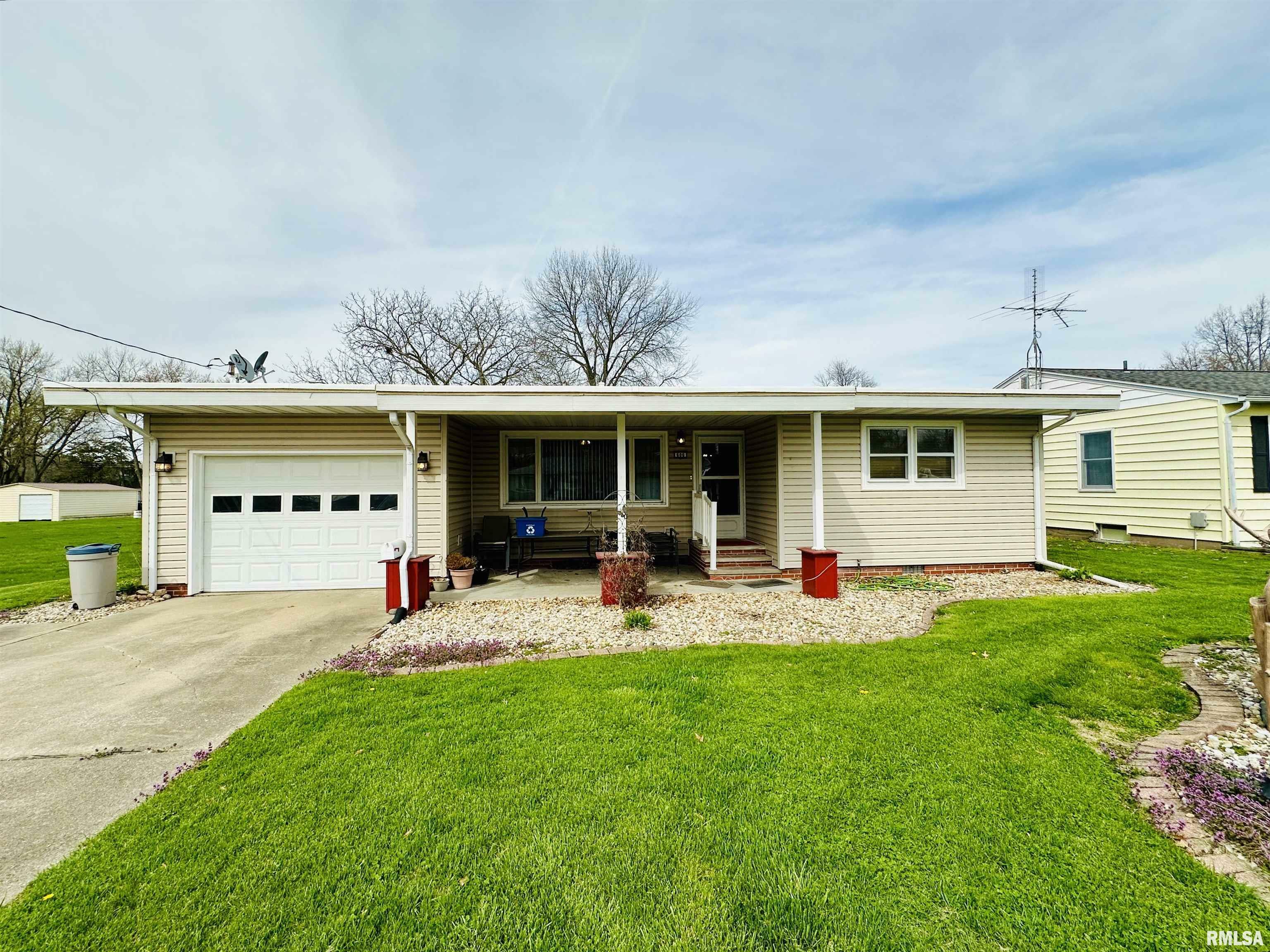 Property Photo:  606 S Prairie Street  IL 61448 