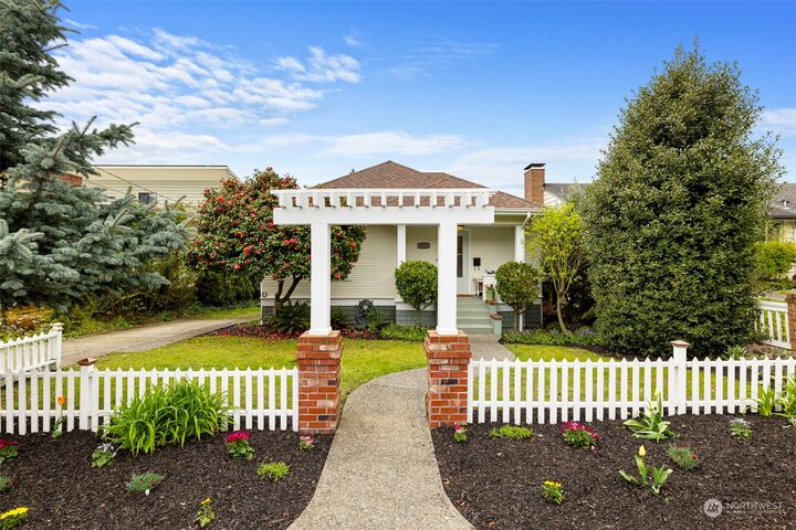 Property Photo: 3243 13th Avenue W WA 98119