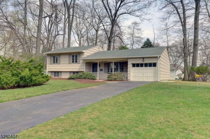 Property Photo:  22 Hickory Ln  NJ 07463 