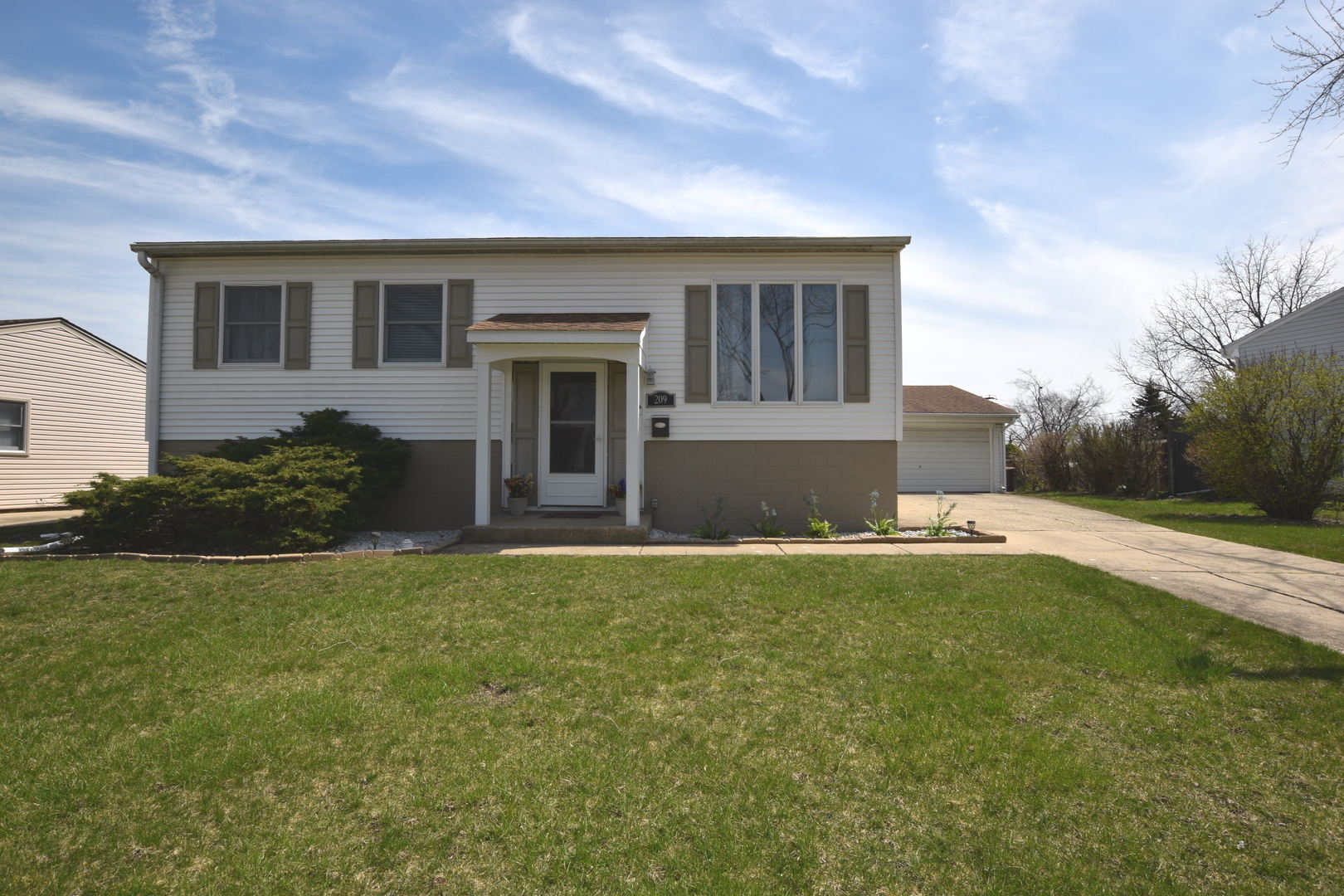 Property Photo: 209 Ridge Circle IL 60107