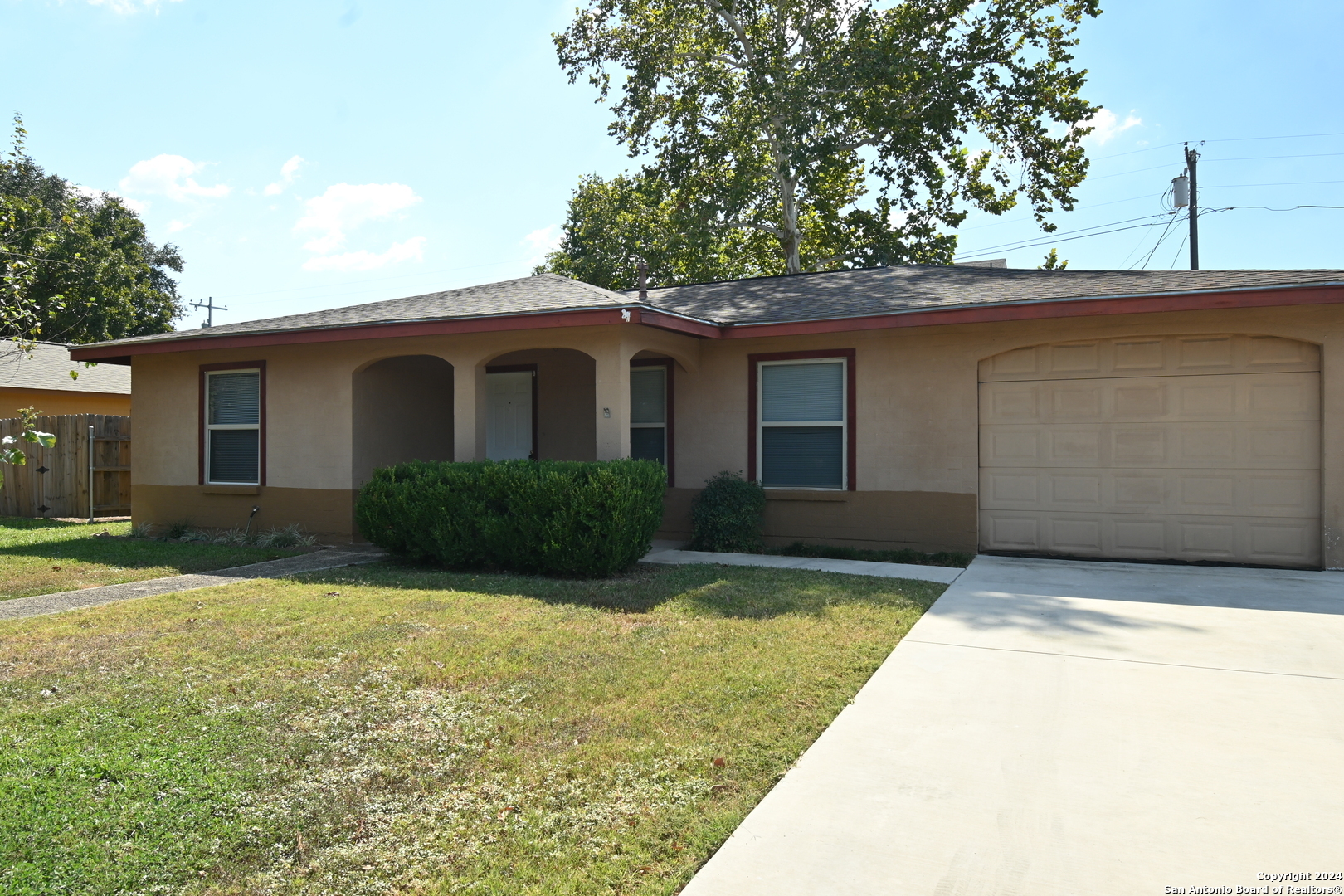 Property Photo: 1403 Canary Ln TX 78155