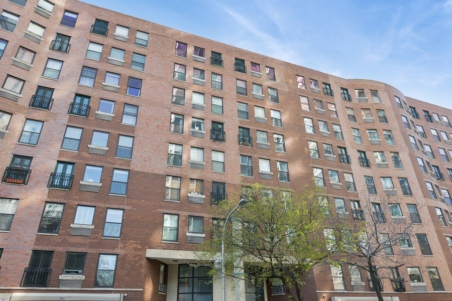 Property Photo:  711 W Gordon Terrace 105  IL 60613 