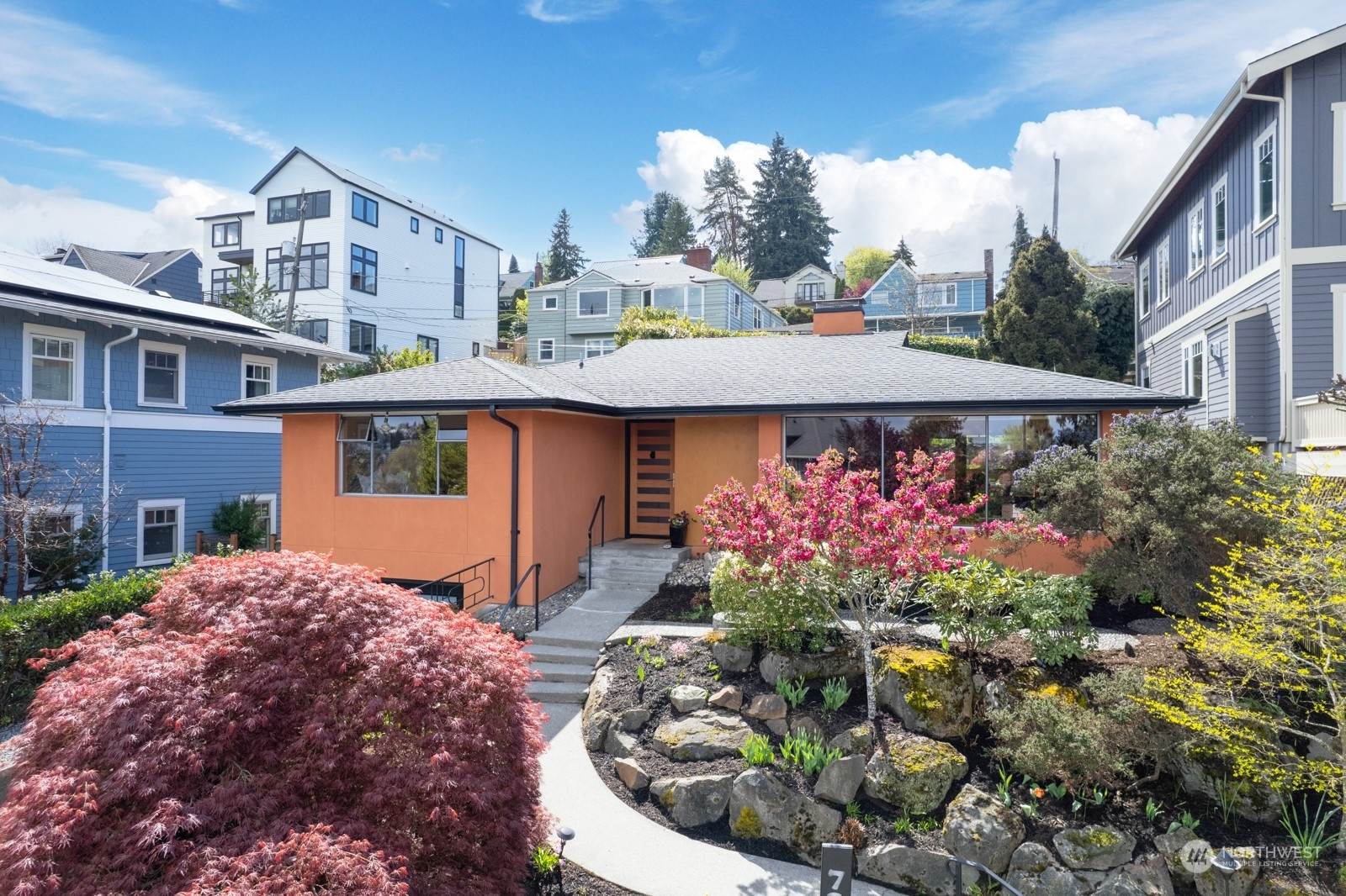 House for sale in Seattle: 733 W Dravus, Seattle, WA 98119