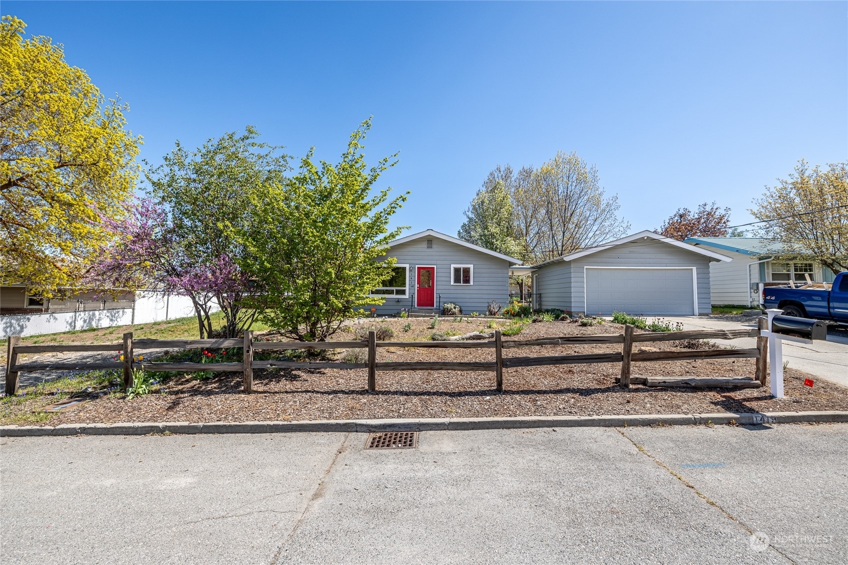 Property Photo:  1419 Oak Street  WA 98801 