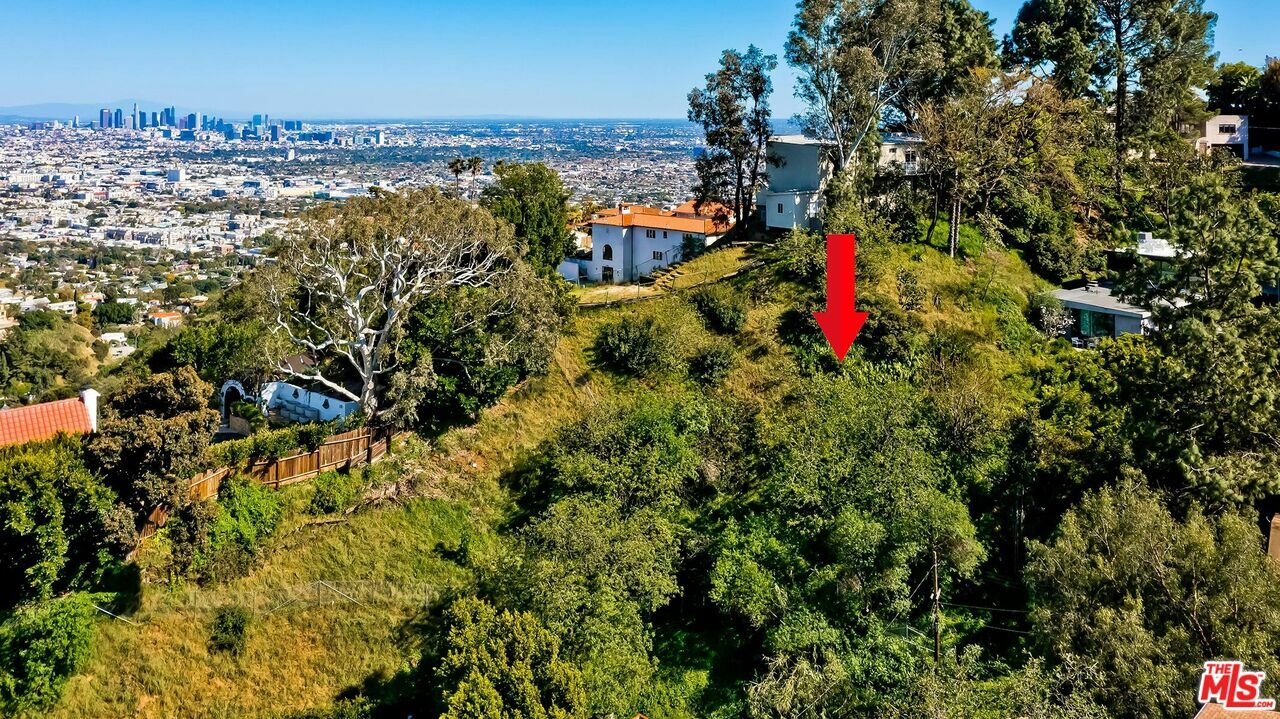 Property Photo:  8246   Mannix Drive  CA 90046 