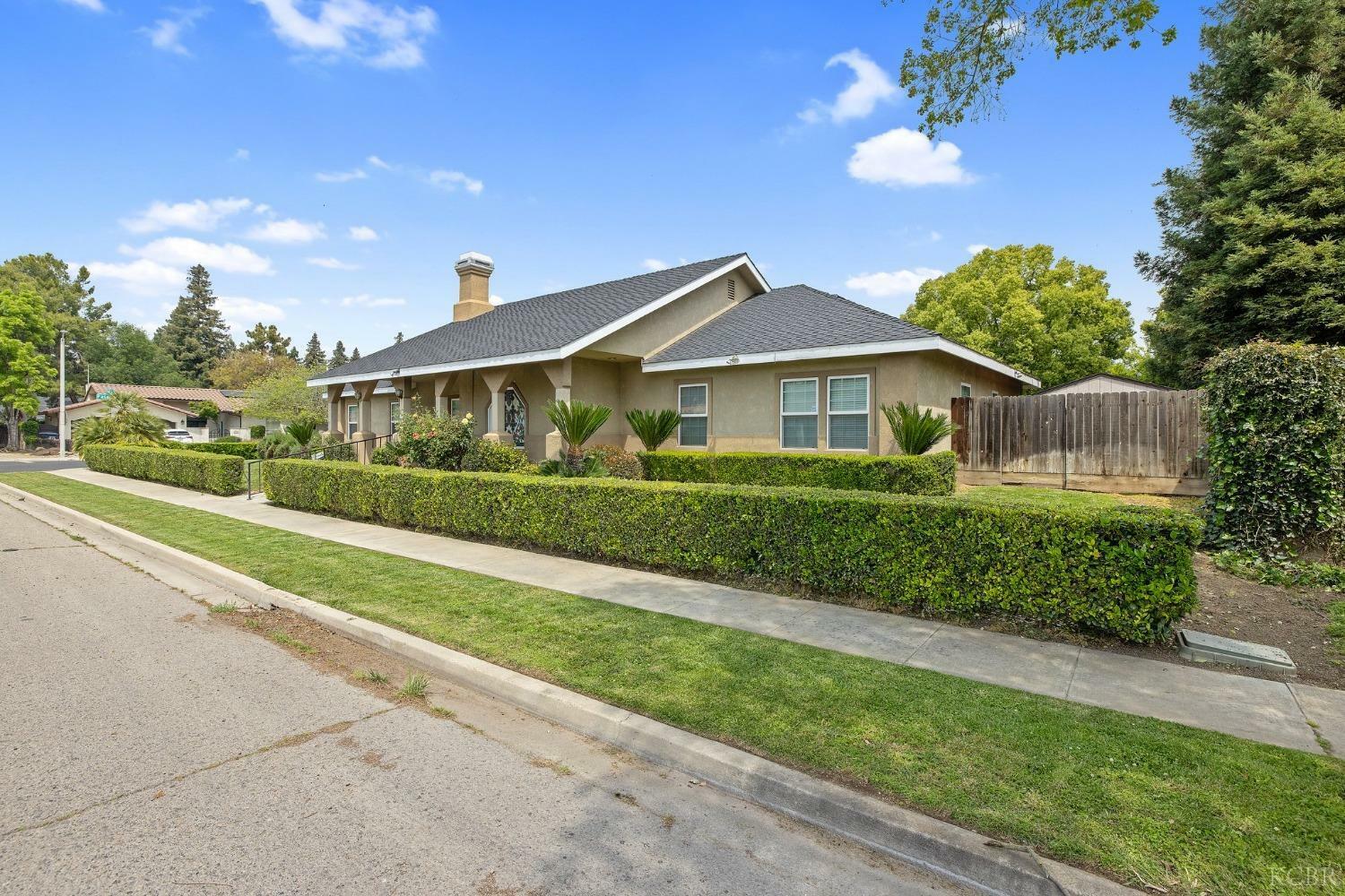 Property Photo:  115 E Paseo Avenue  CA 93277 